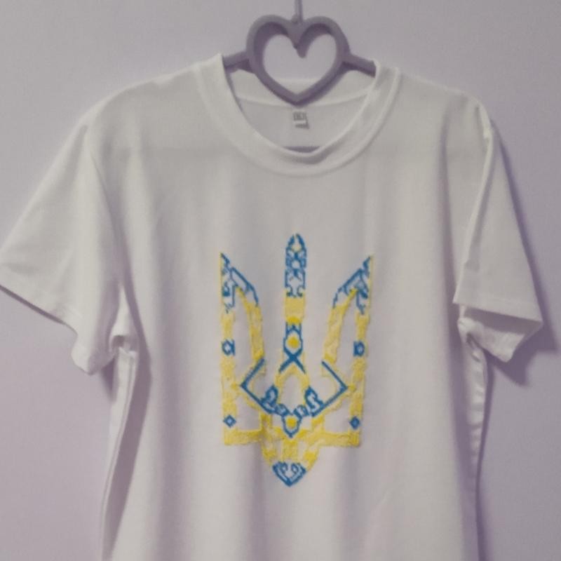 Чоловіча футболка з вишивкою "Український герб" вишита бісером
